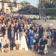 zdjęcie grupowe na ślubie