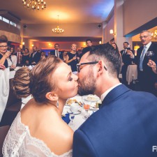 młoda para na weselu buziaki