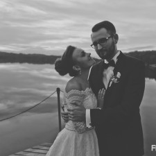 para młoda plener w czasie ślubu zdjęcia młodej pary