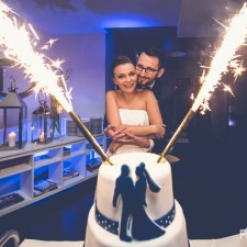 tort ślubny młoda para z tortem