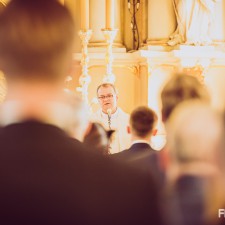 ksiądz w czasie mszy zaślubinowej