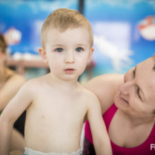 fotografia dzieci zdjęcie dzieci na basenie fregata poznań dzieci w wodzie dzieci na basenie niemowlaki też pływają nurkujące niemowlaki basen dla dzieci fotograf poznań flash group szymon siejakowski