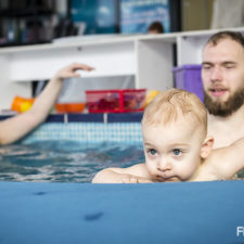 fotografia dzieci zdjęcie dzieci na basenie fregata poznań dzieci w wodzie dzieci na basenie niemowlaki też pływają nurkujące niemowlaki basen dla dzieci fotograf poznań flash group szymon siejakowski