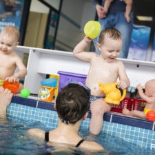 fotografia dzieci zdjęcie dzieci na basenie fregata poznań dzieci w wodzie dzieci na basenie niemowlaki też pływają nurkujące niemowlaki basen dla dzieci fotograf poznań flash group szymon siejakowski