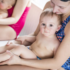 fotografia dzieci zdjęcie dzieci na basenie fregata poznań dzieci w wodzie dzieci na basenie niemowlaki też pływają nurkujące niemowlaki basen dla dzieci fotograf poznań flash group szymon siejakowski