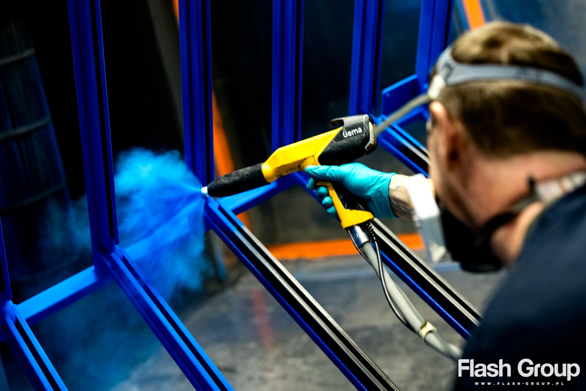 W centrum przemysłu – zdjęcia z produkcji kabin do wózków widłowych firmy HENMAR